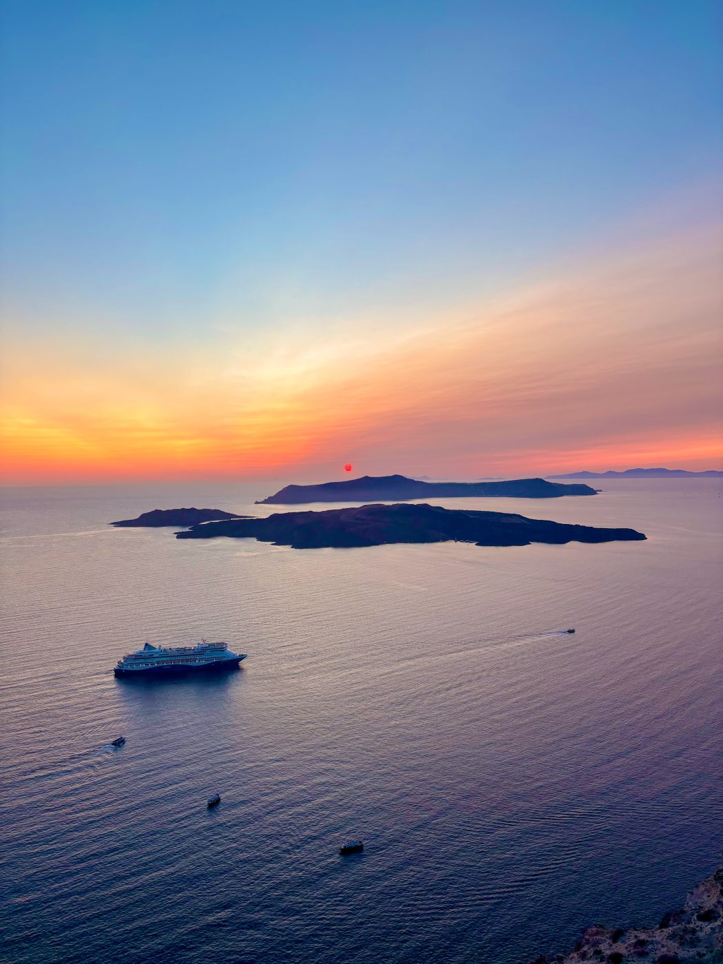 The 5 Best Tips to Avoid Crowds in Santorini